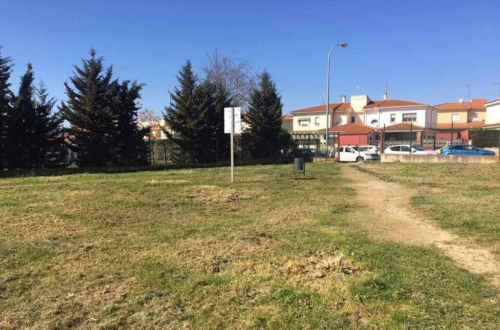 Habilitado un área de recreo canino en Los Bodegones