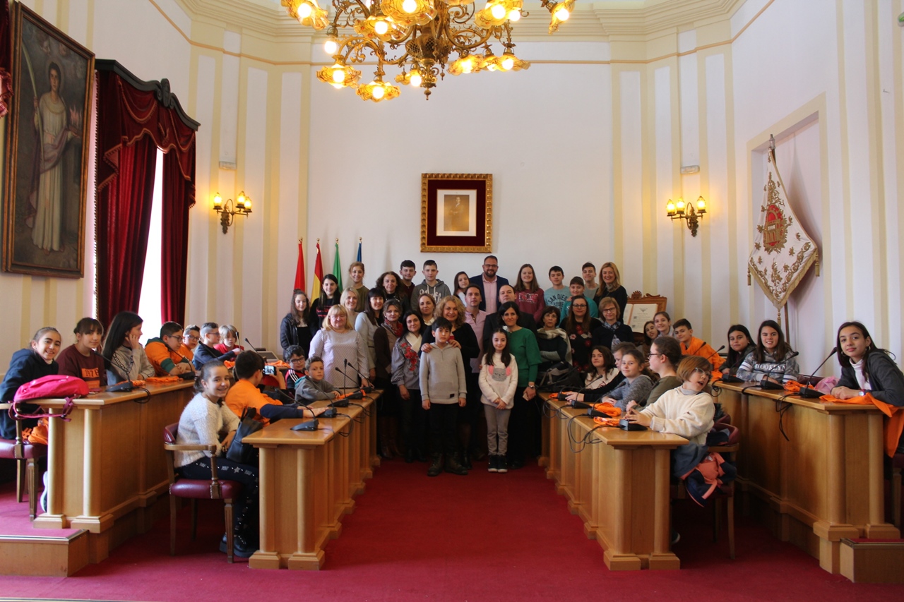 El alcalde ha recibido a docentes y alumnos de los siete países europeos socios del proyecto Erasmus+