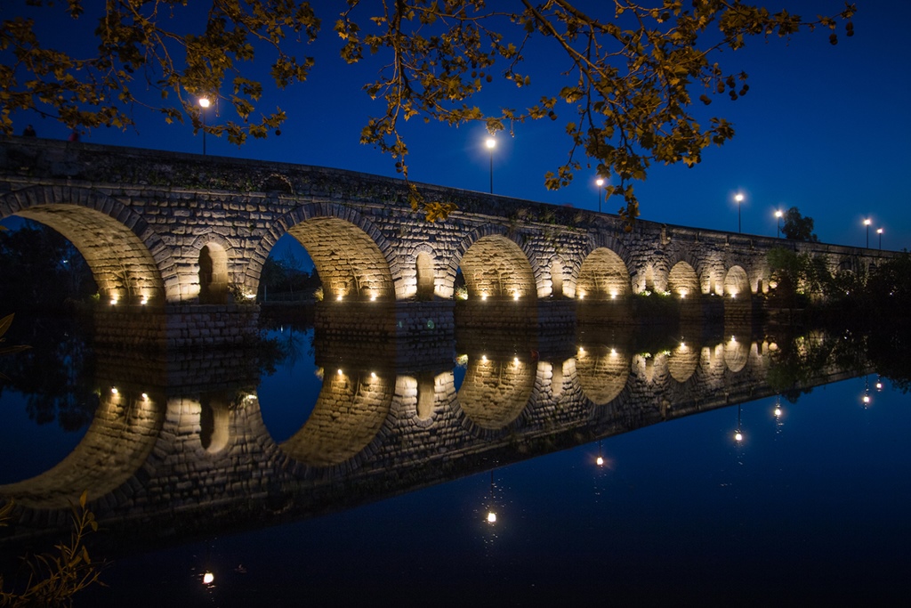 La iluminación artística del puente romano estará terminada en el mes de junio