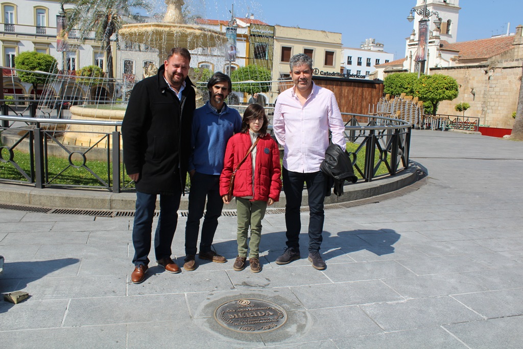 Instalada en la Plaza de España una placa conmemorativa del XXV Aniversario de la Declaración de Ciudad Patrimonio