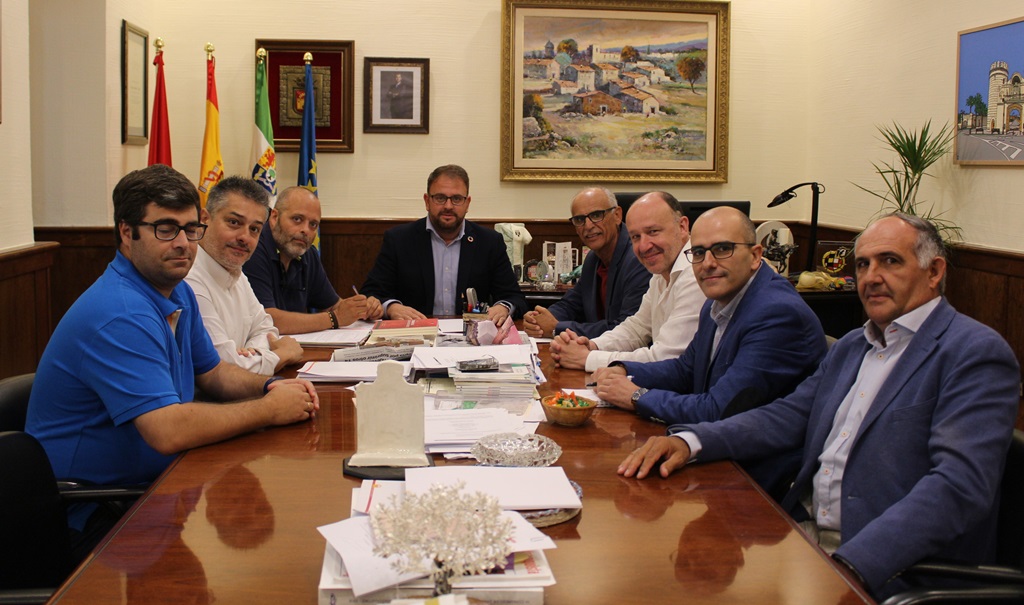 El alcalde recibe a la nueva Federación Empresarial de Mérida y Comarca
