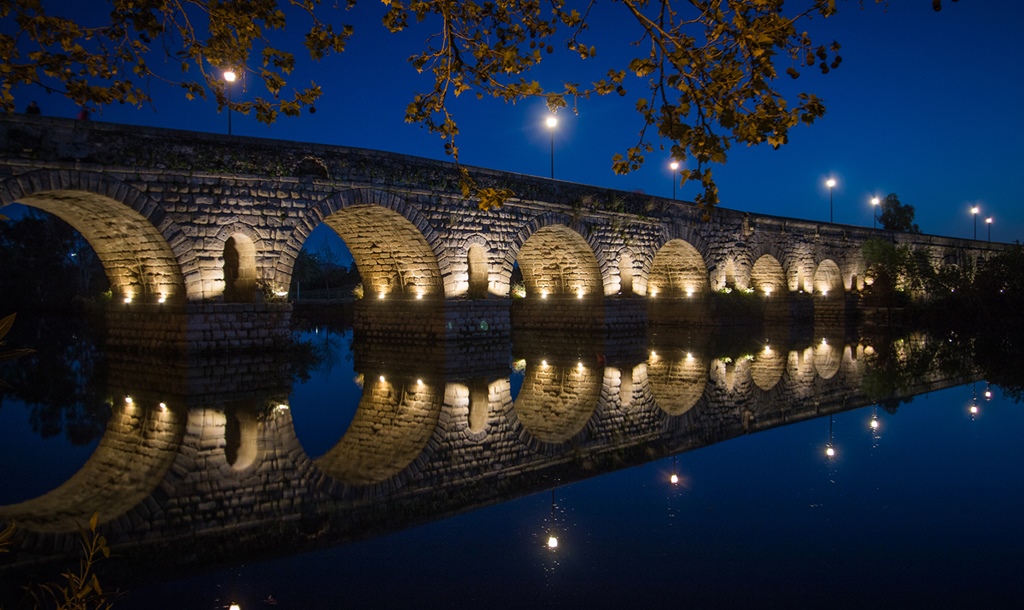 El lunes comenzaron los trabajos de iluminación artística del Puente Romano