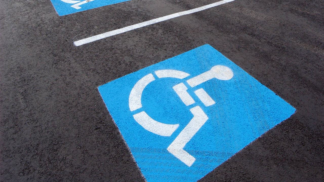 Mérida dispone de más de ciento cincuenta plazas de aparcamiento para personas con movilidad reducida