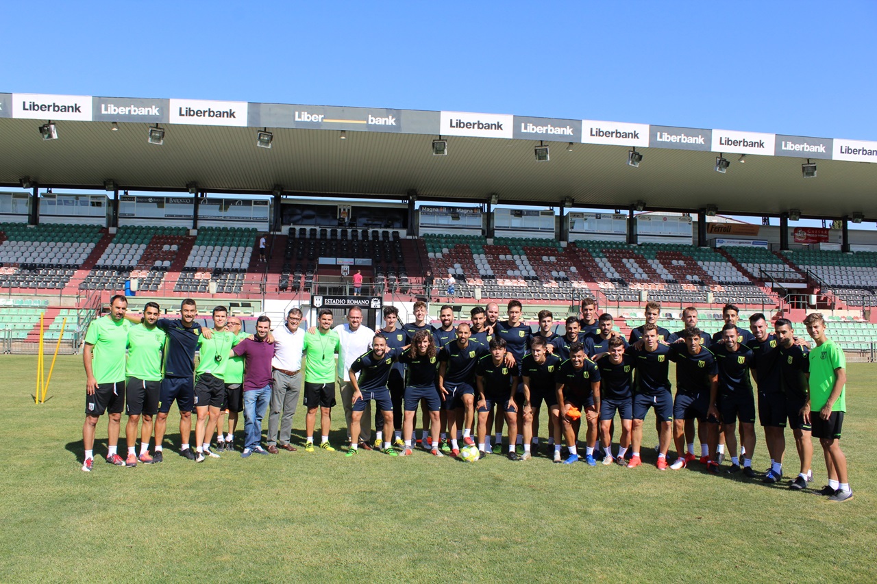 El Ayuntamiento acuerda con el Mérida A.D. el patrocinio de sus equipaciones bajo la marca ‘Mérida, Patrimonio de la Humanidad’