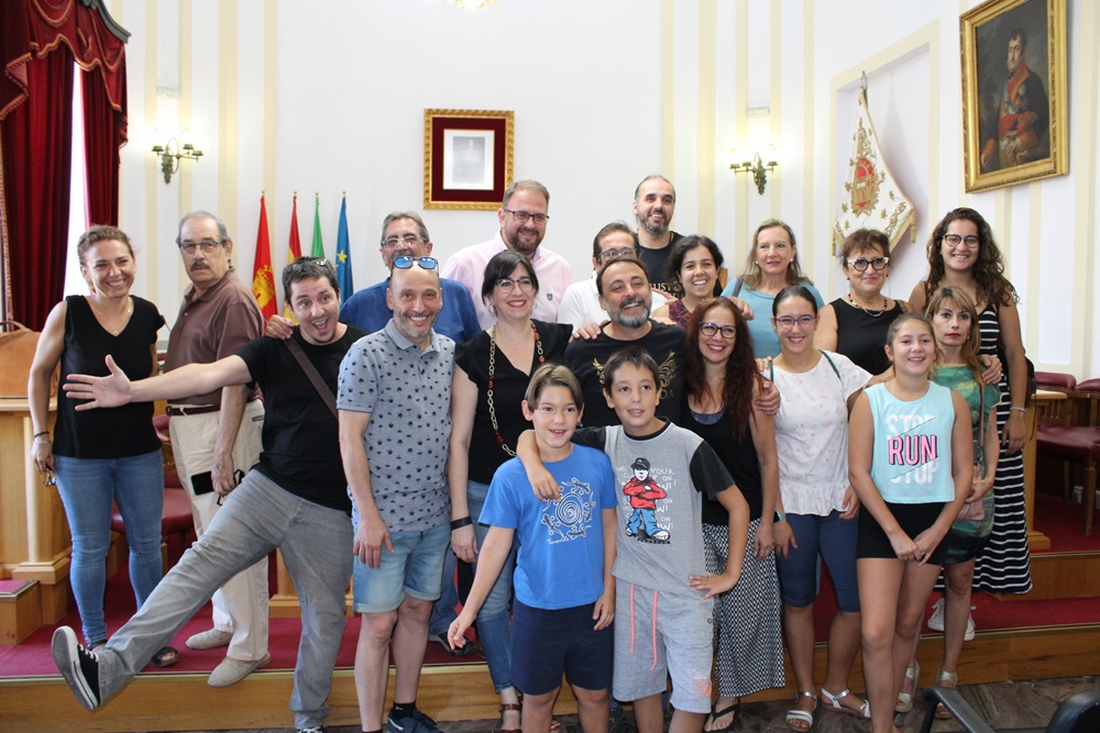 El alcalde recibe a los actores y actrices del programa “Agusto en Mérida”