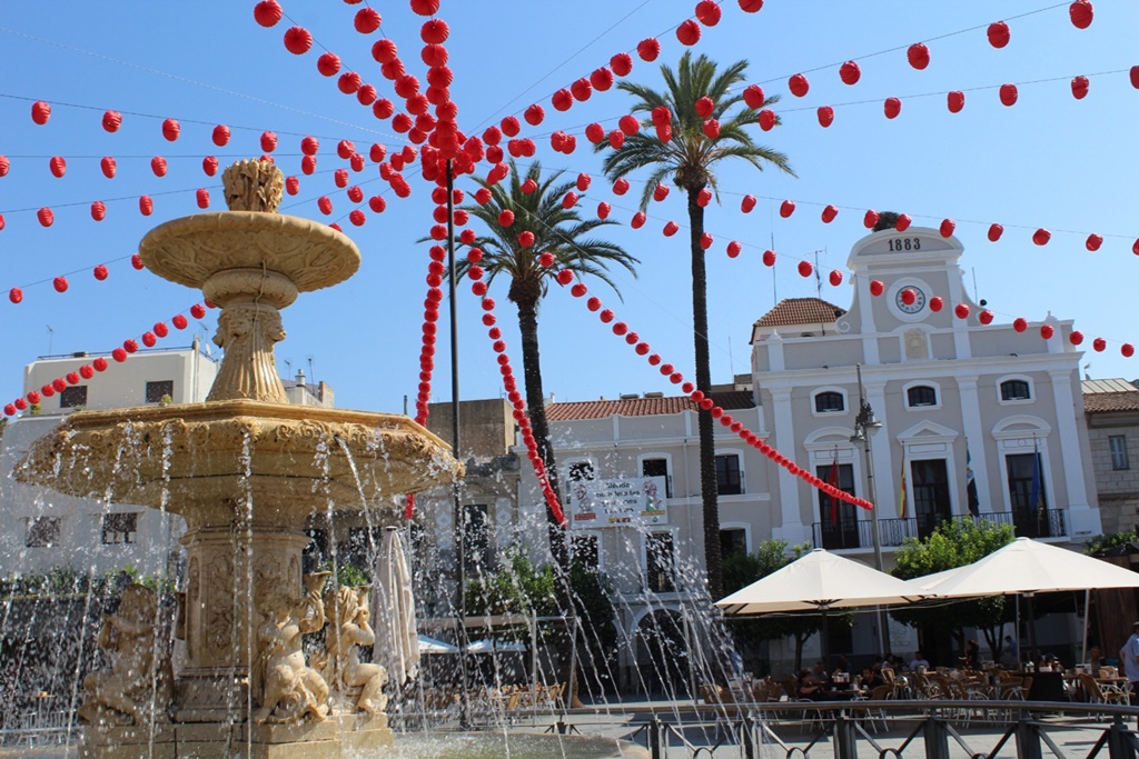 13.500 farolillos decoran ya el centro histórico y el ferial