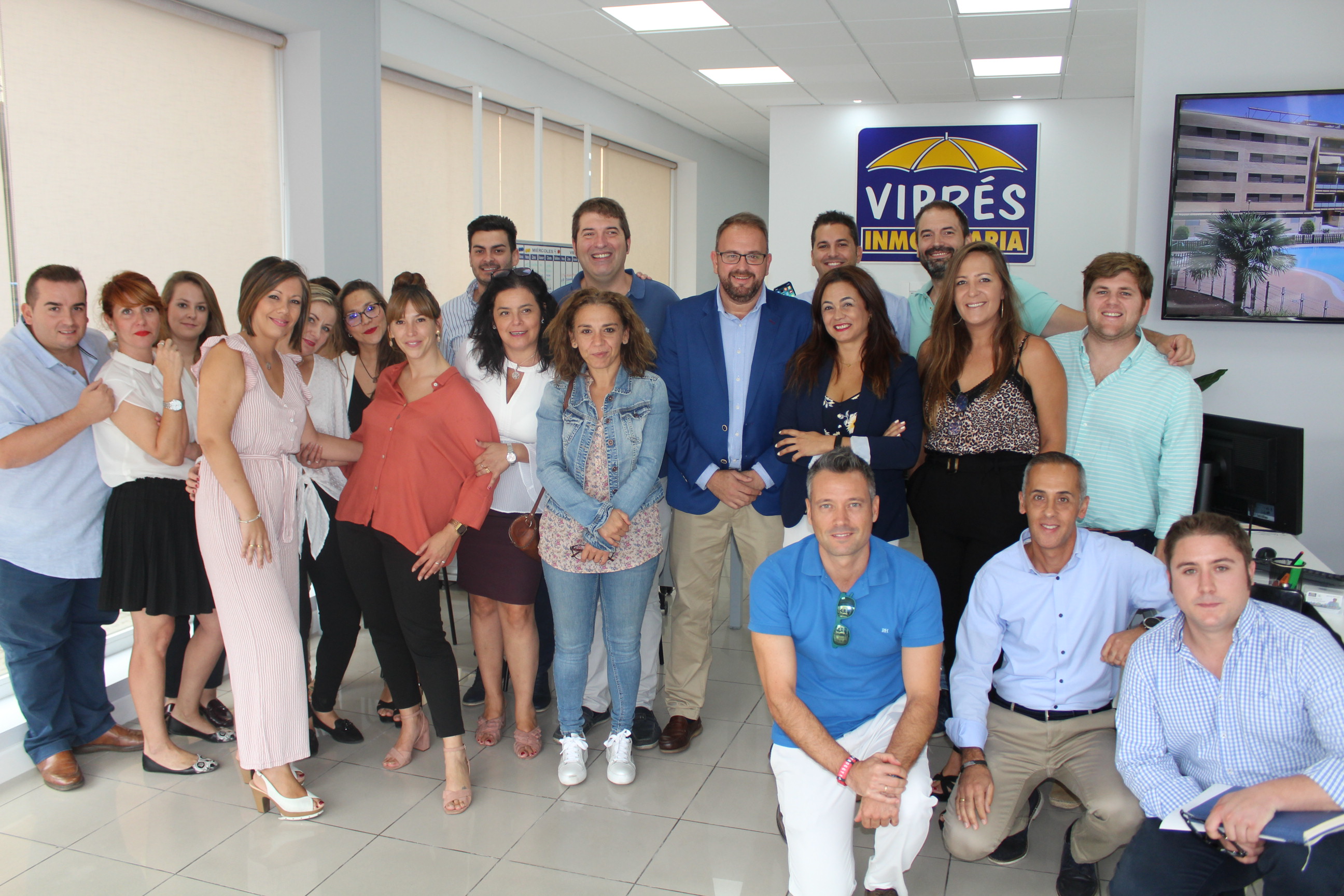 El alcalde visita la nueva oficina de la inmobiliaria emeritense Viprés en Nueva Ciudad.