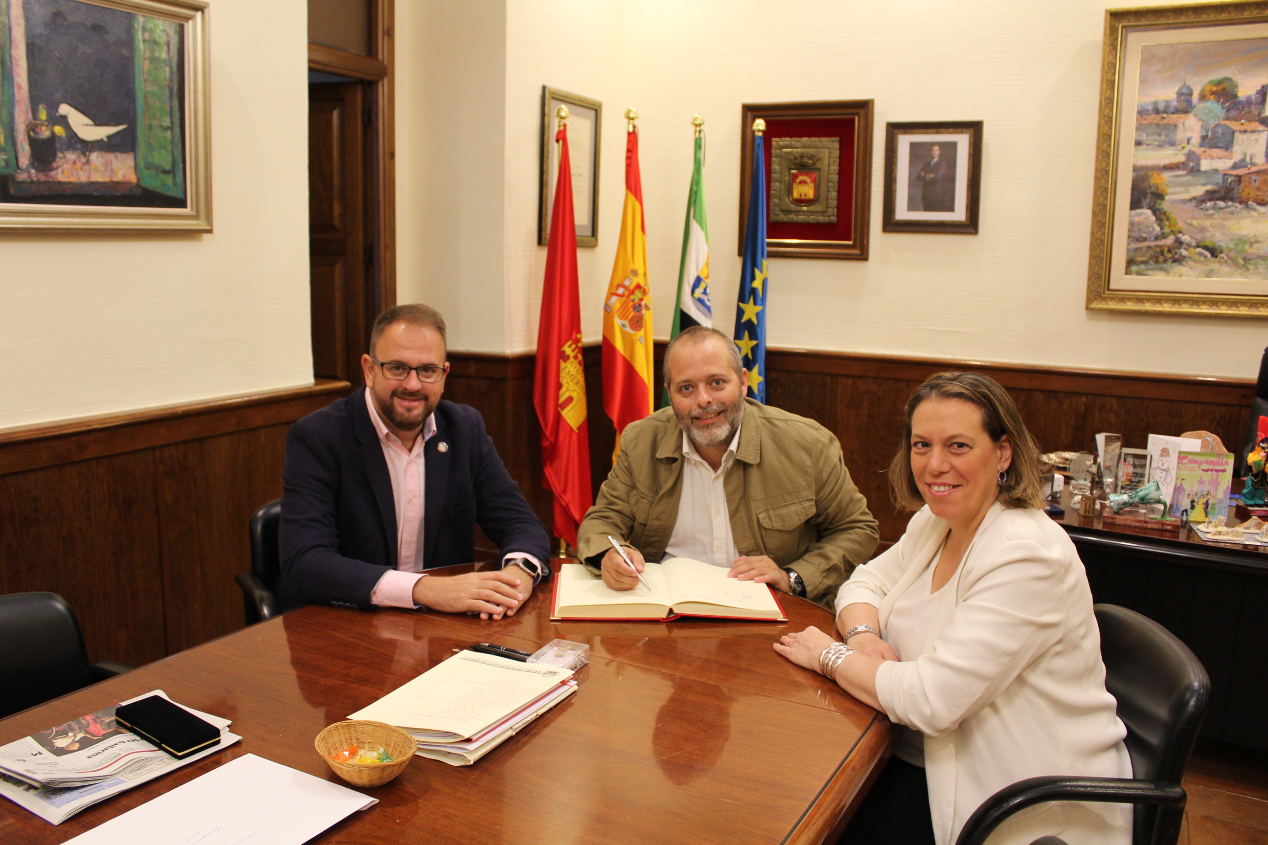 El consejero de Economía se reúne con el alcalde en el ayuntamiento de Mérida