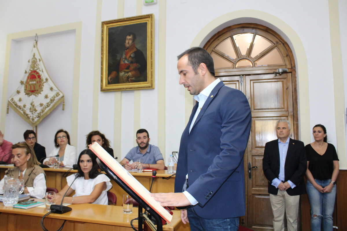 Manuel Jesús Martínez toma posesión de su acta como concejal