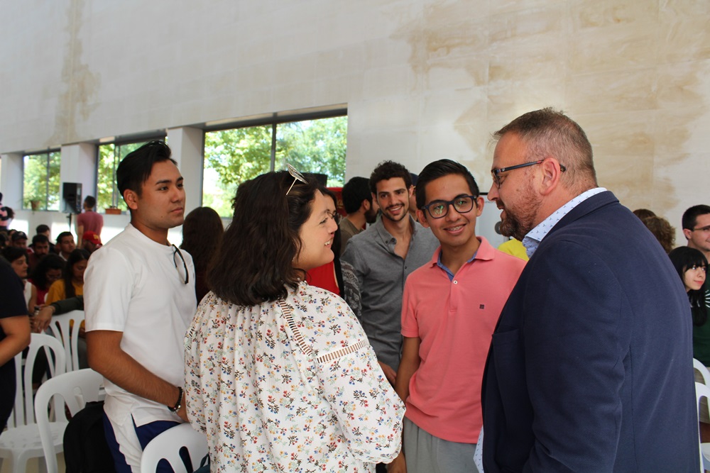 El alcalde recibe a los estudiantes extranjeros que cursaran sus estudios en la Universidad de Extremadura