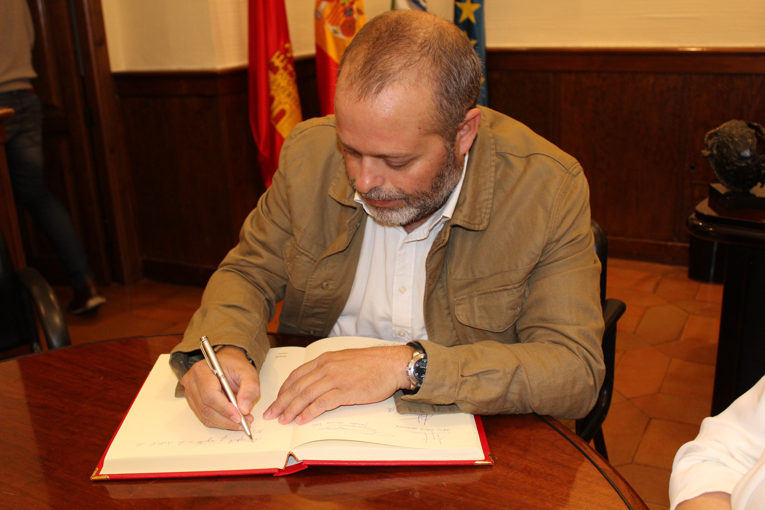 Rafael España firmando libro de honor