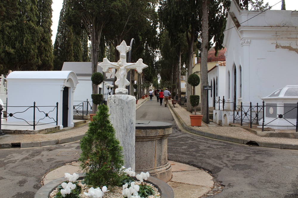 El cementerio municipal acoge a miles de personas estos días con motivo de la festividad de difuntos