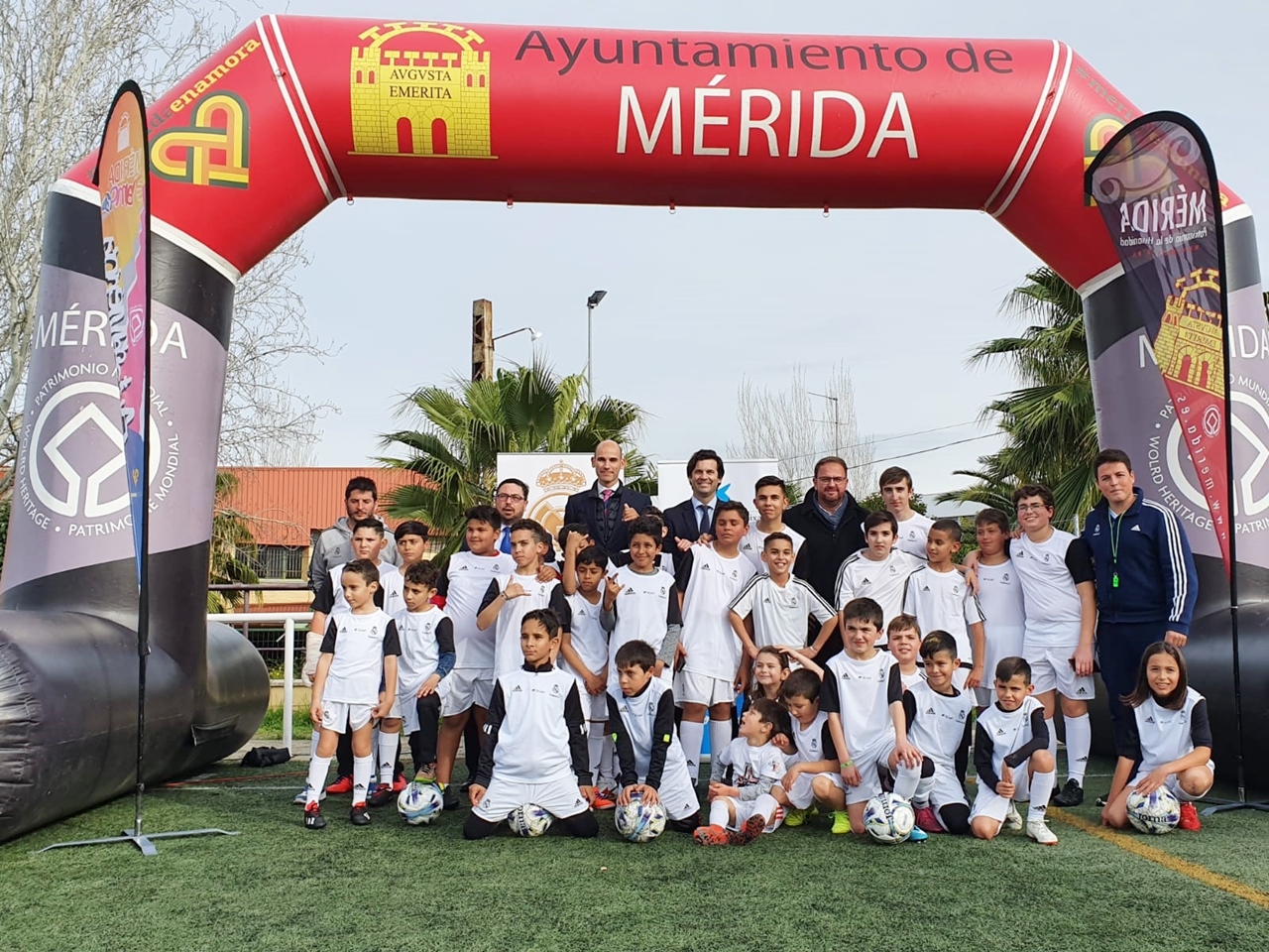 Solari visita la Escuela sociodeportiva de la Fundación Real Madrid y ”la Caixa” en Mérida