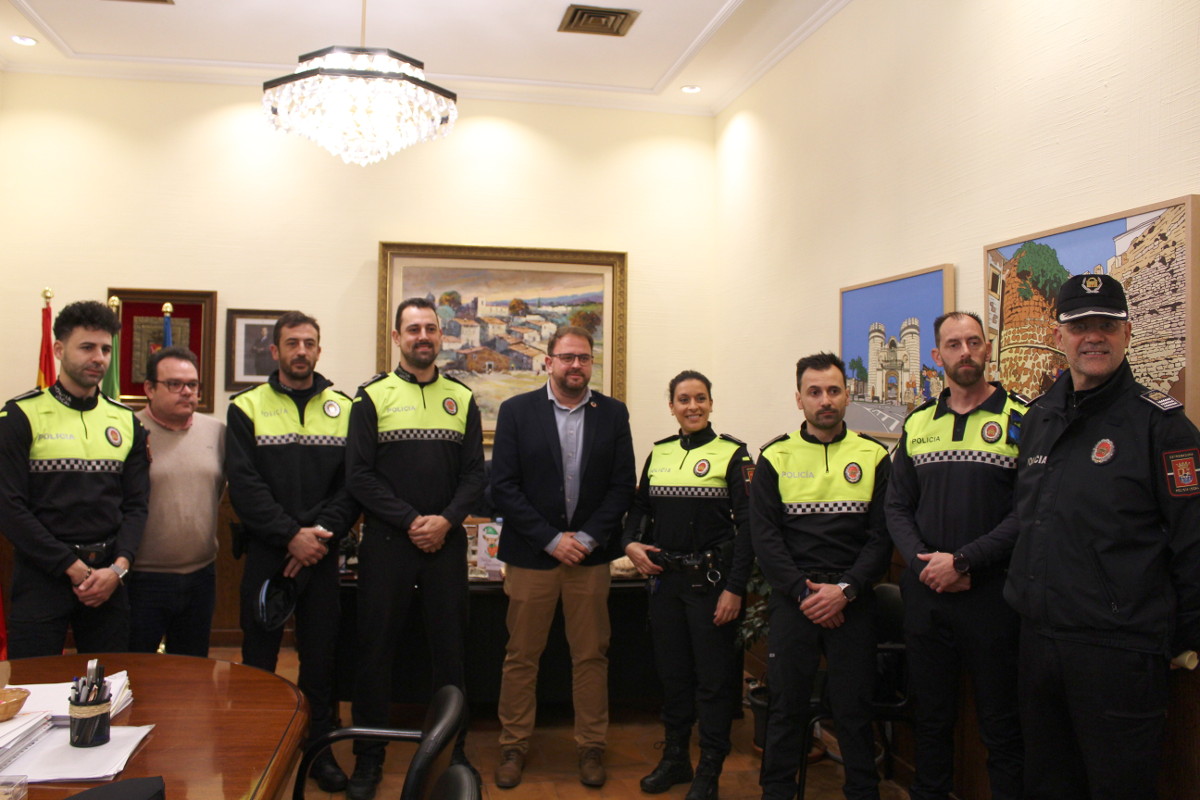 El alcalde recibe a los seis primeros policías locales de los doce que se incorporan este mes a la plantilla municipal