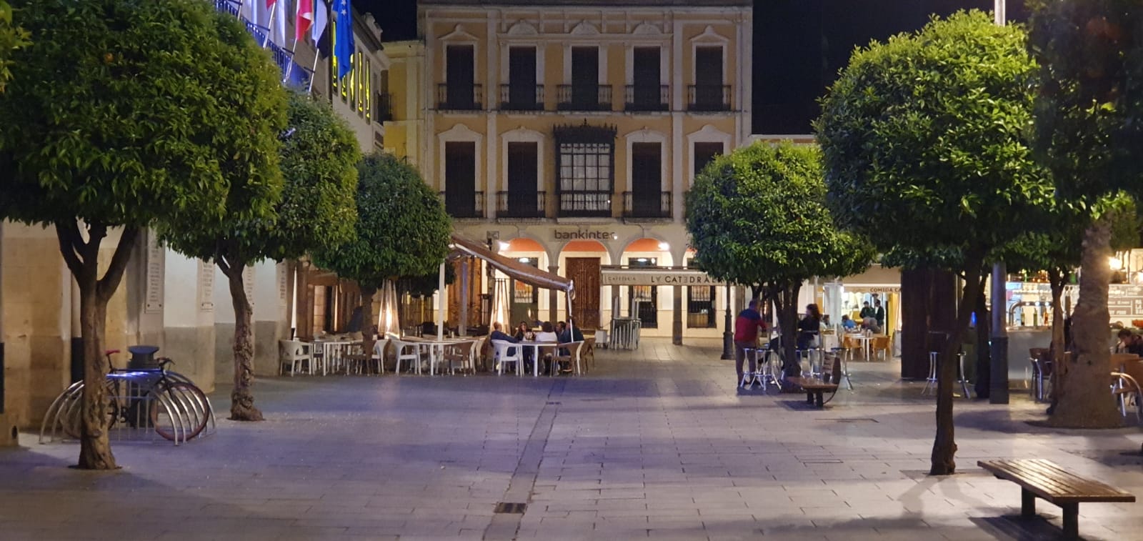 La apertura de terrazas y veladores se autorizará previa solicitud a la Policía Local