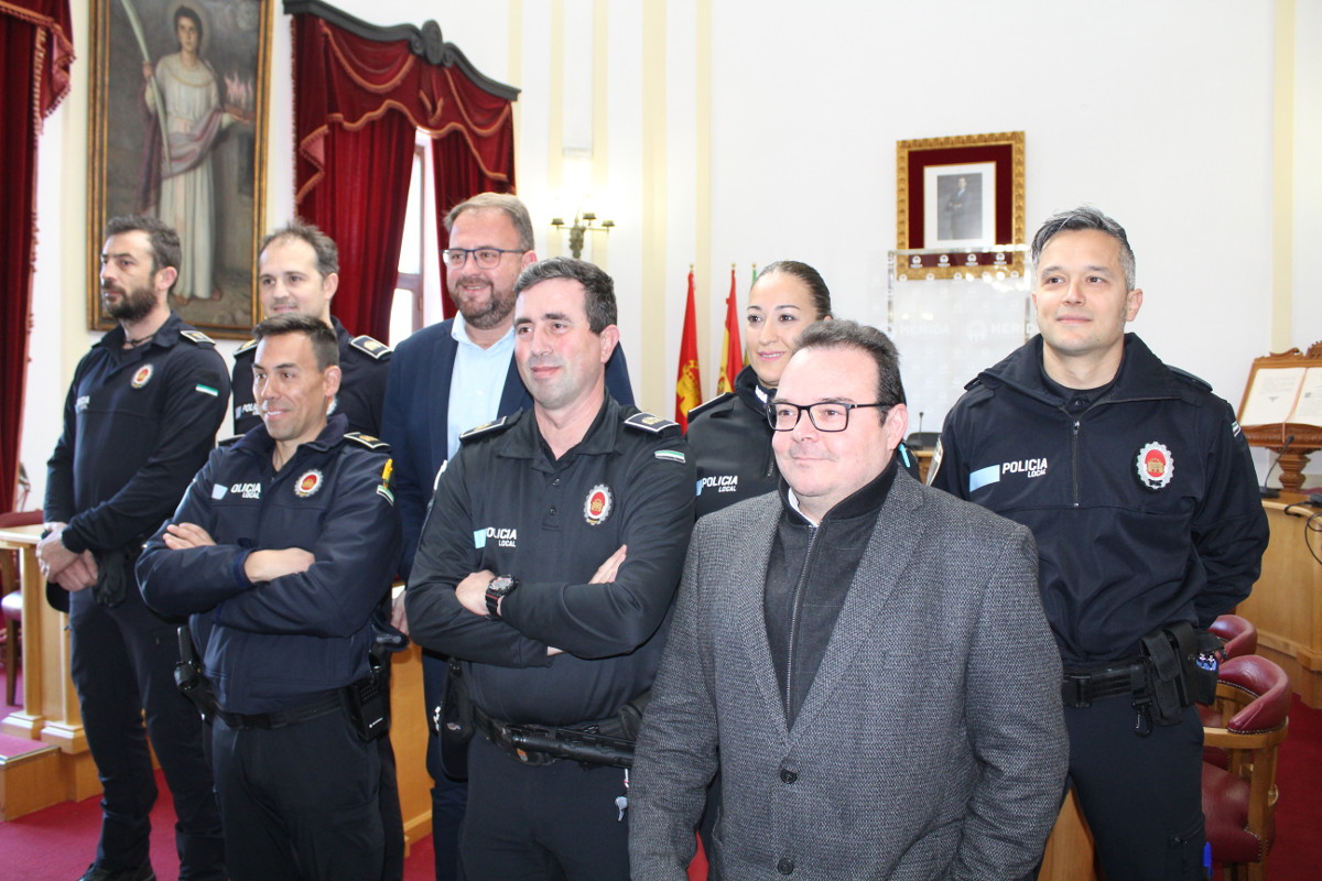 El Alcalde recibe a los nuevos policías que se incorporan a la plantilla municipal