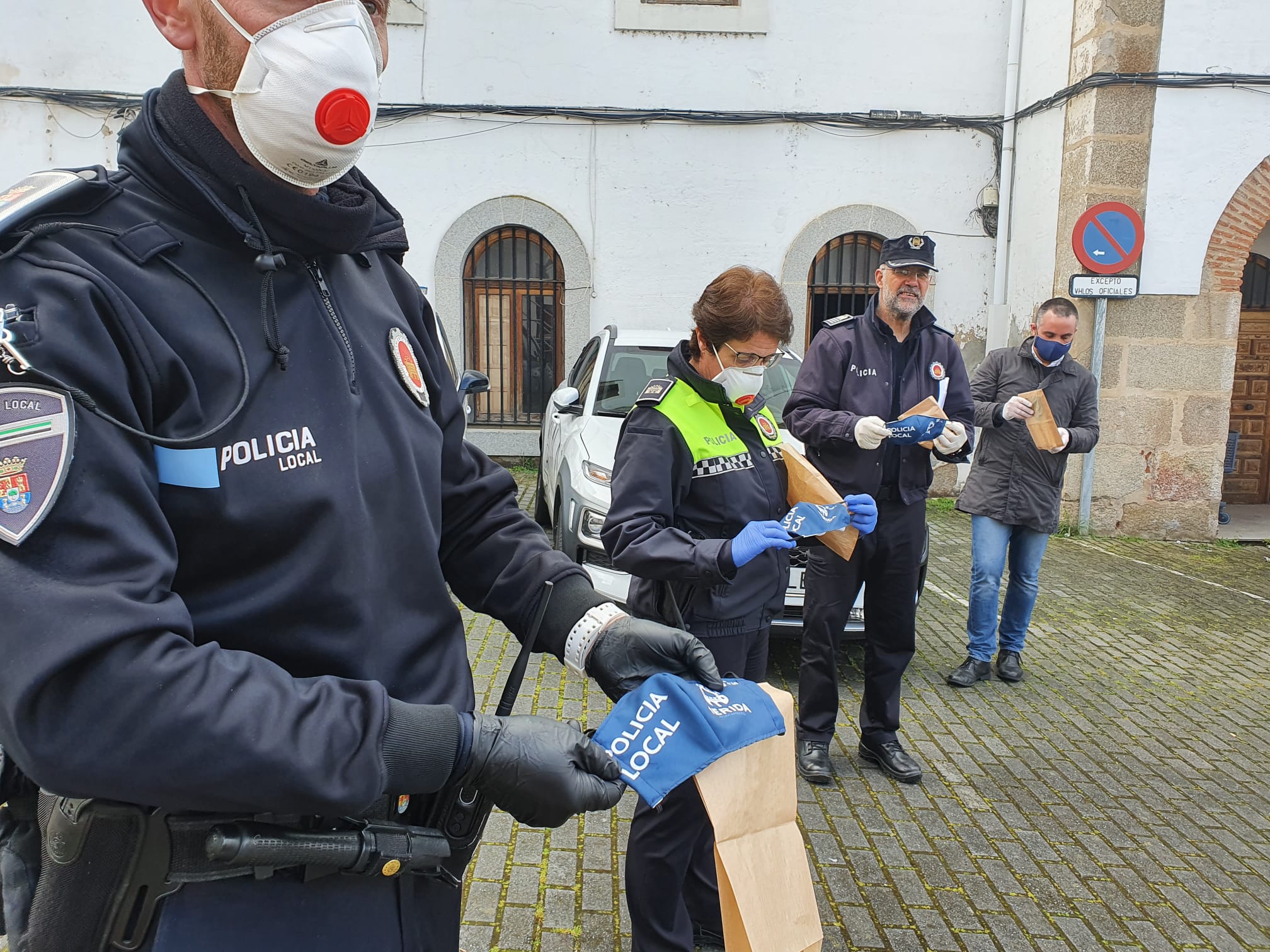 ‘Weark Uniformes’ dona a la Policía Local 100 mascarillas de microfibra con filtros de papel vegetal