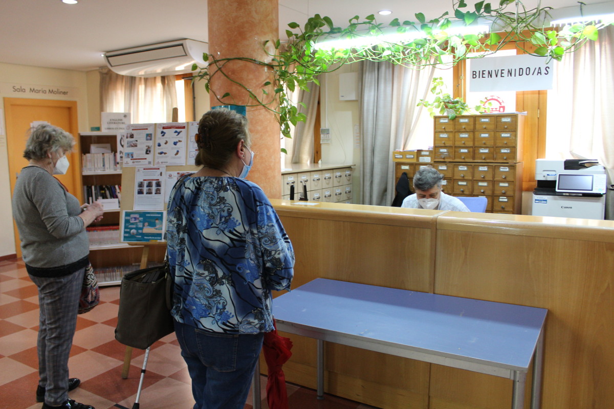 La Biblioteca recibe a los primeros usuarios tras la reapertura de su servicio de préstamos