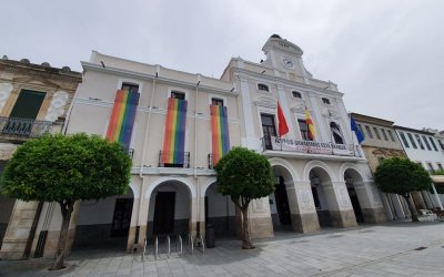 La bandera arcoiris y la iluminación de la fachada del Ayuntamiento conmemorarán el Día Internacional contra la LGTBIfobia