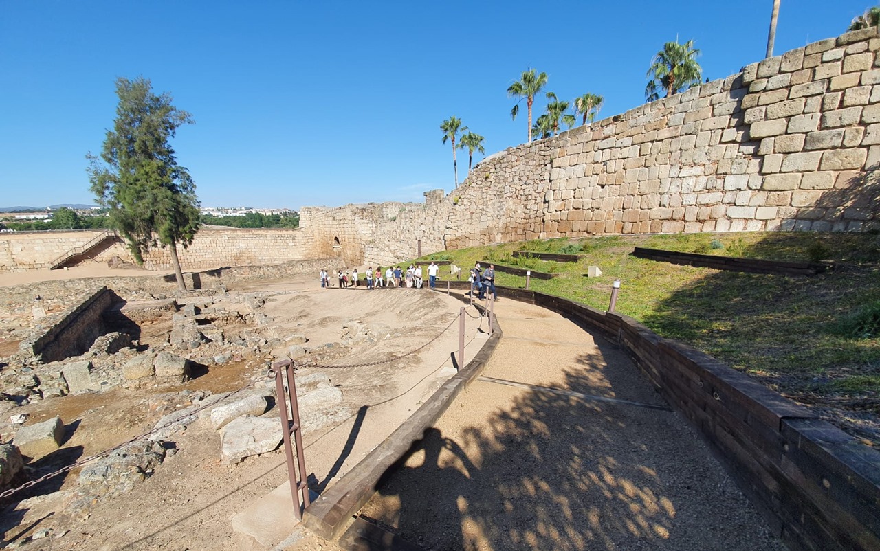 El alcalde, Antonio Rodríguez Osuna, visita la ampliación del circuito turístico de la Alcazaba