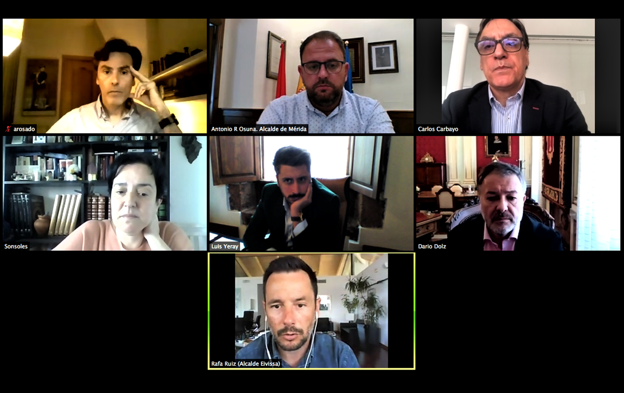 Mérida y el resto de Ciudades Patrimonio acuerdan un estudio para modificar la señalética de los monumentos