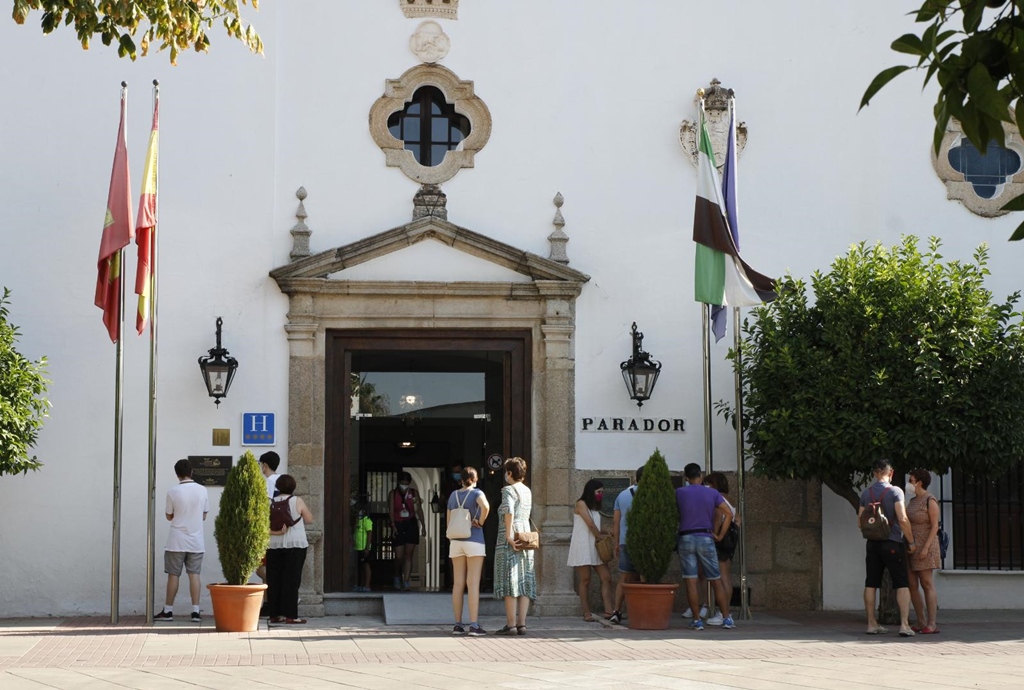 Turistas a las puertas del parador de Mérida (1)