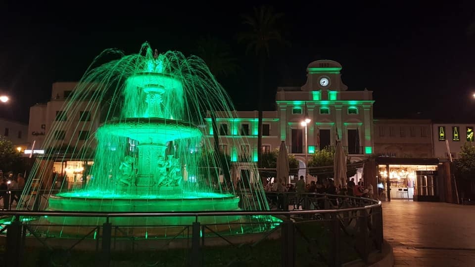 La fachada del Ayuntamiento, la fuente de la Plaza de España y varios monumentos se iluminan el lunes en color verde por el Día Internacional de la ELA