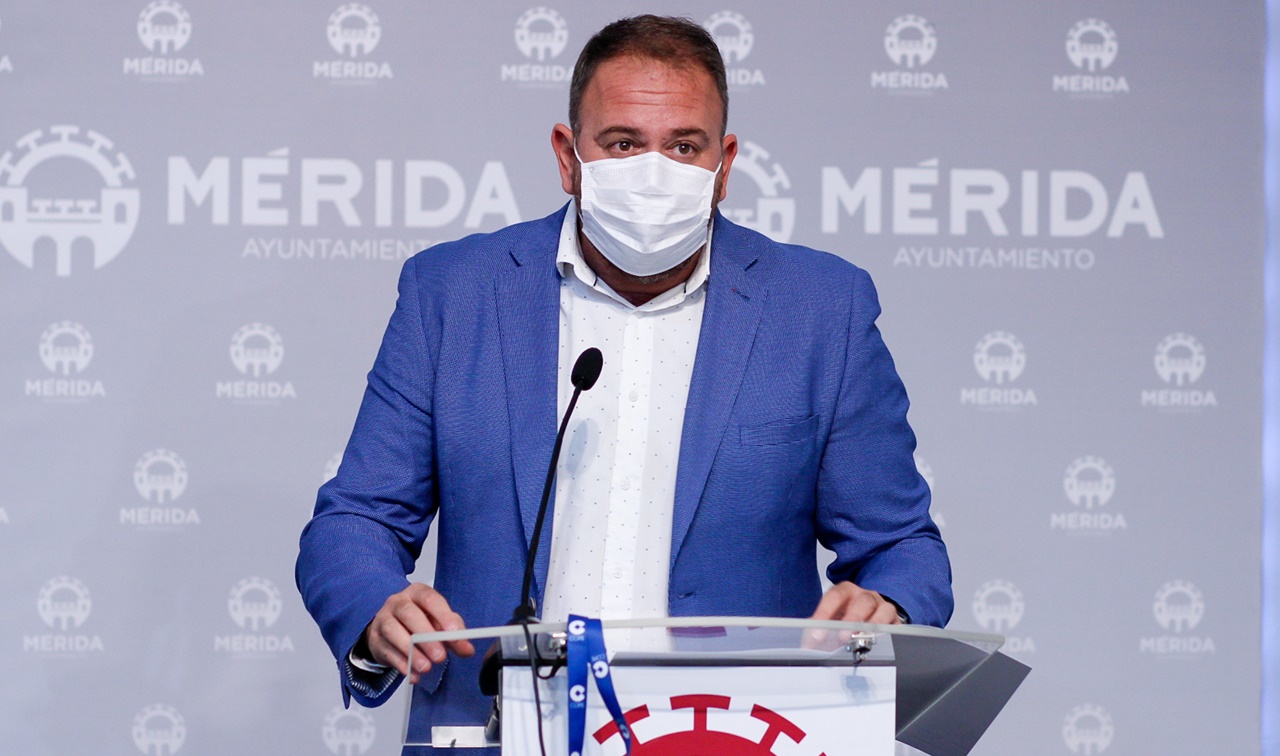 El alcalde en la rueda de prensa