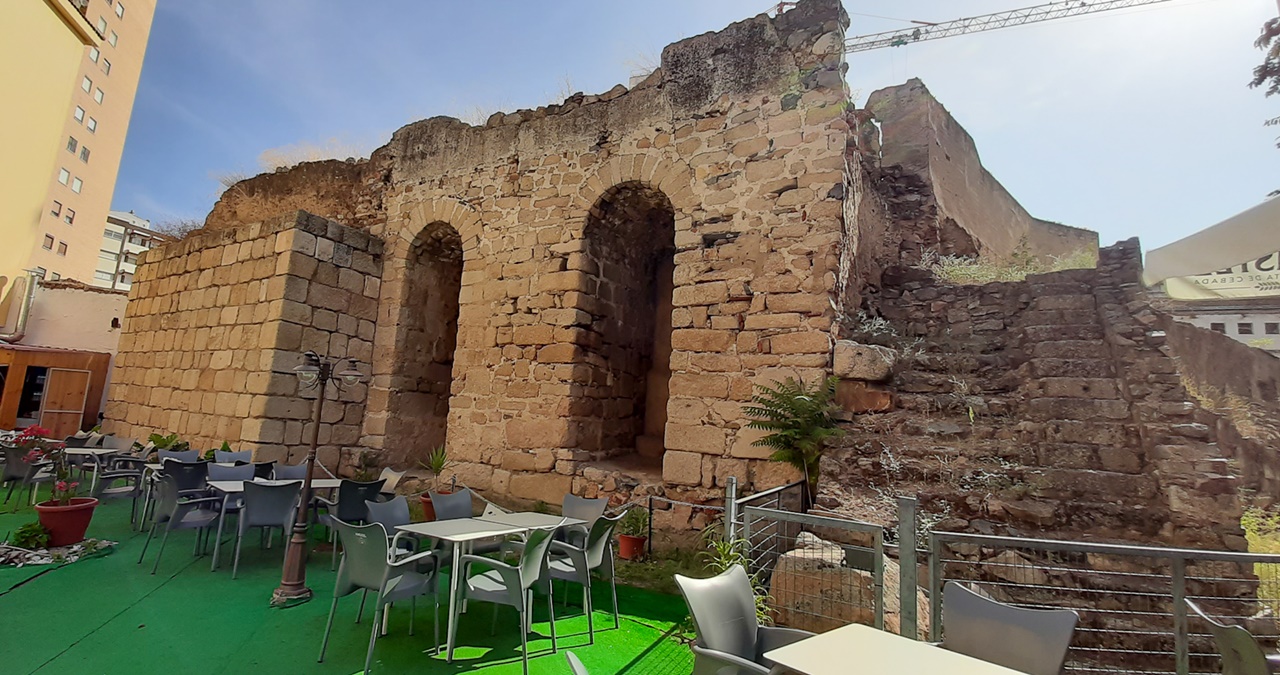 Torre Albarrana, en la calle Arzobispo Maussona