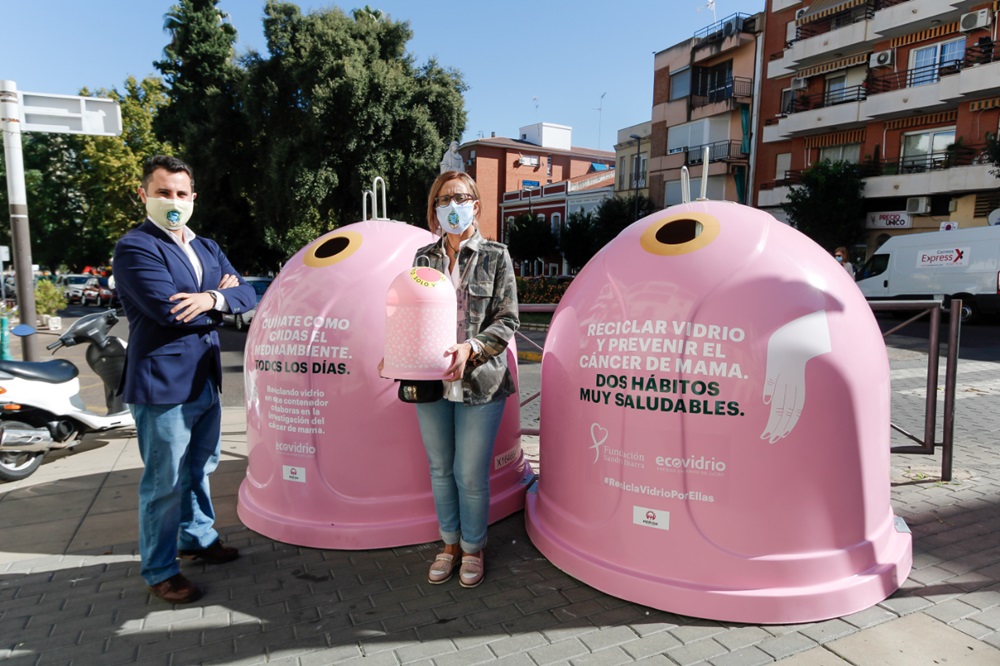 Juan Jose Zabala, y Mercedes Carmona junto a los contenedores de vidrio por el Cancer de Mama instaldos en la Puerta de la Villa