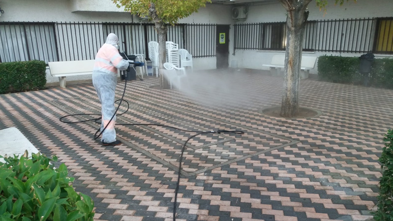 El Ayuntamiento intensifica las tareas de desinfección de calles, parques y centros como la Residencia El Prado