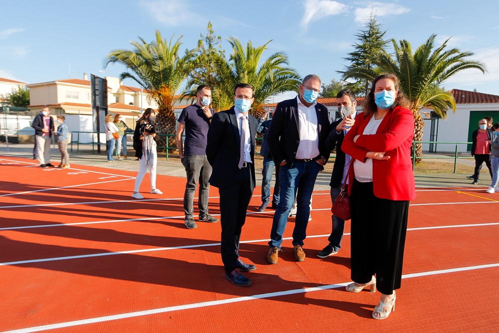 Autoridades visitan instalaciones de atletismo