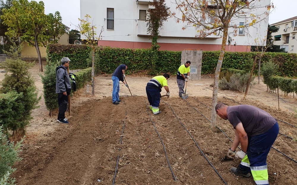 Operarios municipales preparan un huerto en una foto de archivo