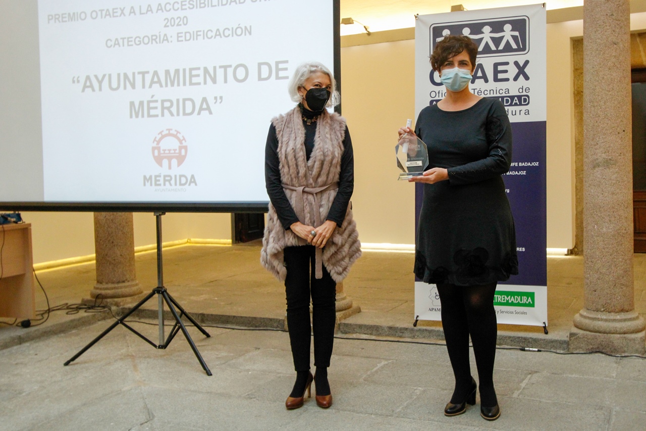El Ayuntamiento recibe el Premio Otaex a la accesibilidad universal por la rehabilitación del edificio consistorial