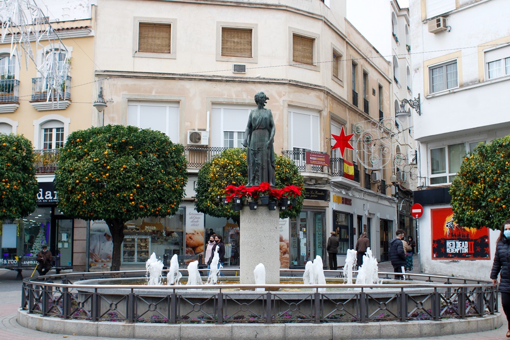 La calle Santa Eulalia, la Puerta de la Villa y la Plaza de España se decoran con plantas navideñas