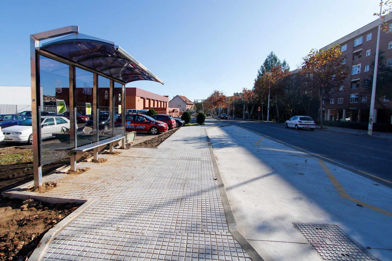 Concluyen las obras de mejora de accesibilidad de las nuevas paradas de autobuses de Mérida