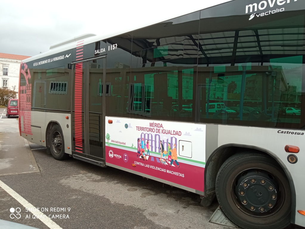 Autobús Urbano con campaña Mérida Territorio de Igualdad 1 (1)