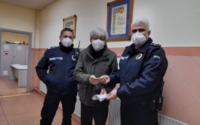 La Policía Local devuelve a su dueño un sobre perdido que contenía casi dos mil seiscientos euros