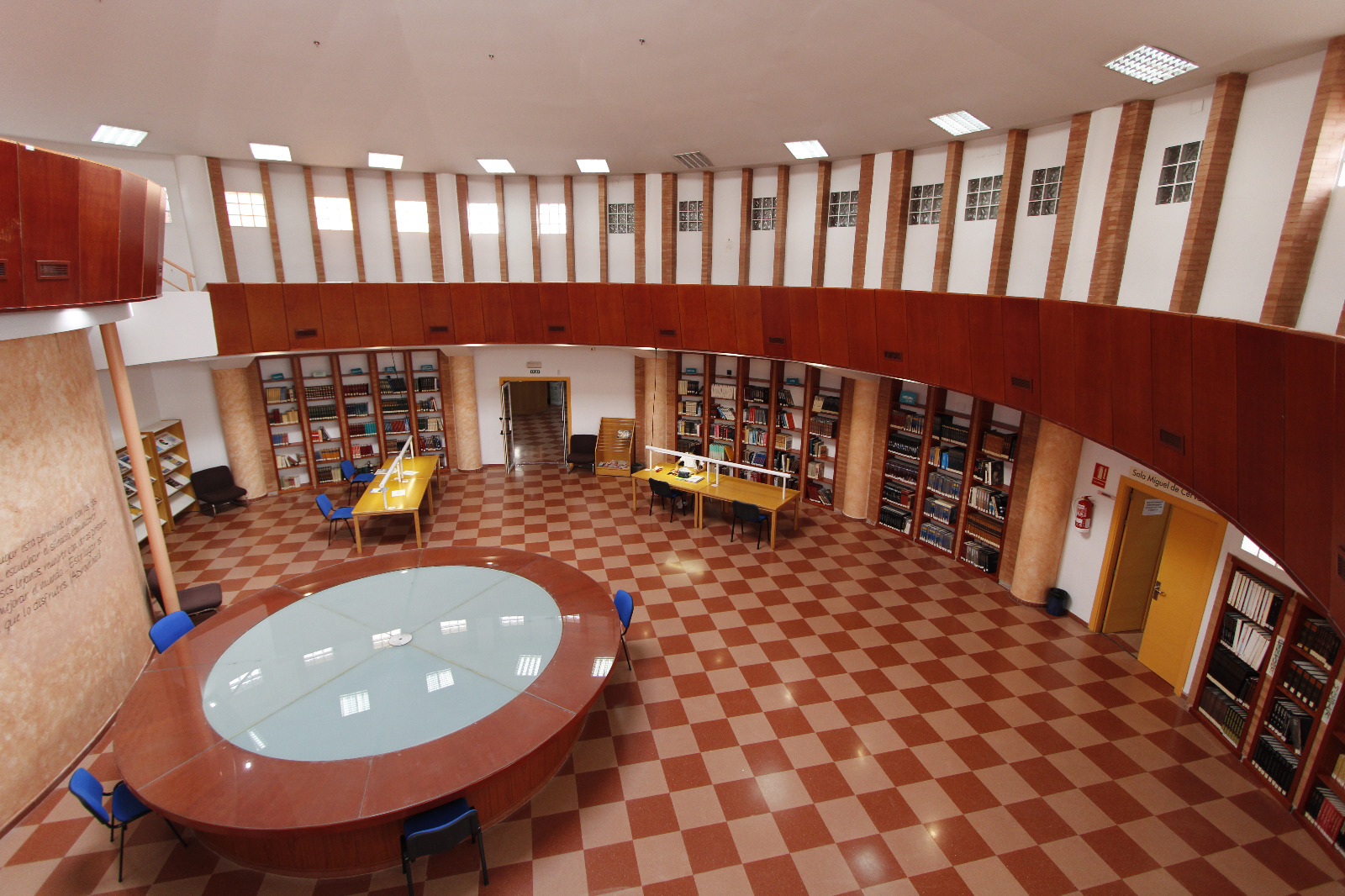 Sala de lectura de la biblioteca municipal