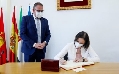 La Ministra de Industria, Comercio y Turismo, Reyes Maroto, visita el Ayuntamiento y firma en el Libro de Honor
