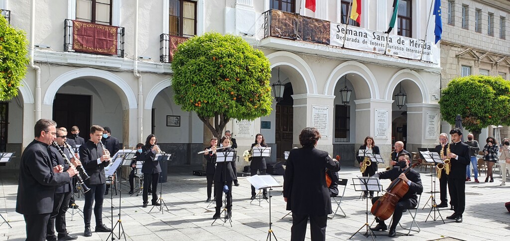 La Banda de Música, en la calle Santa Eulalia con una muestra de canciones populares y navideñas