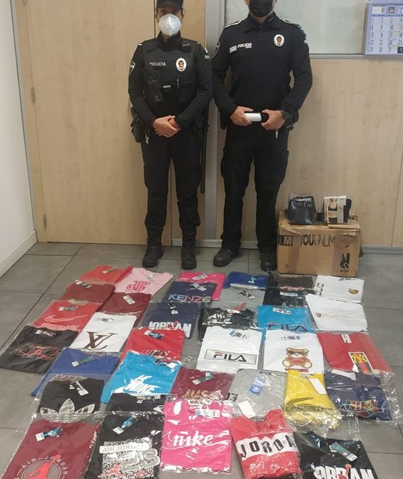 La Policía Local requisa ropa falsificada en el Mercadillo