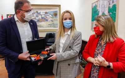 El alcalde recibe a la karateka Nuria Escudero de la que “está orgulloso de contar con deportistas de su nivel que lleven a Mérida por todo el mundo”