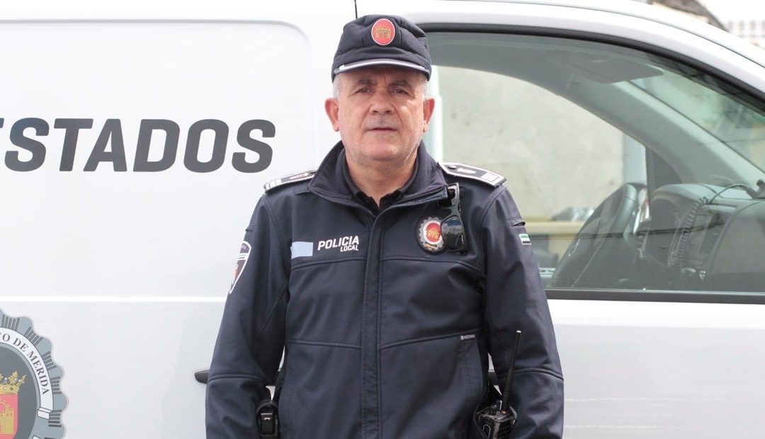 El subinspector, Miguel Ángel Paredes Porro, condecorado con la Medalla al Mérito de la Policía Local de Extremadura