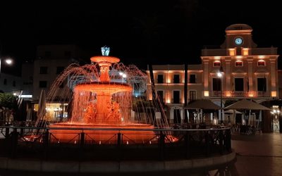 La fachada del Ayuntamiento y la fuente se iluminarán mañana de verde y naranja por el Día Nacional de la Fibrosis Quística