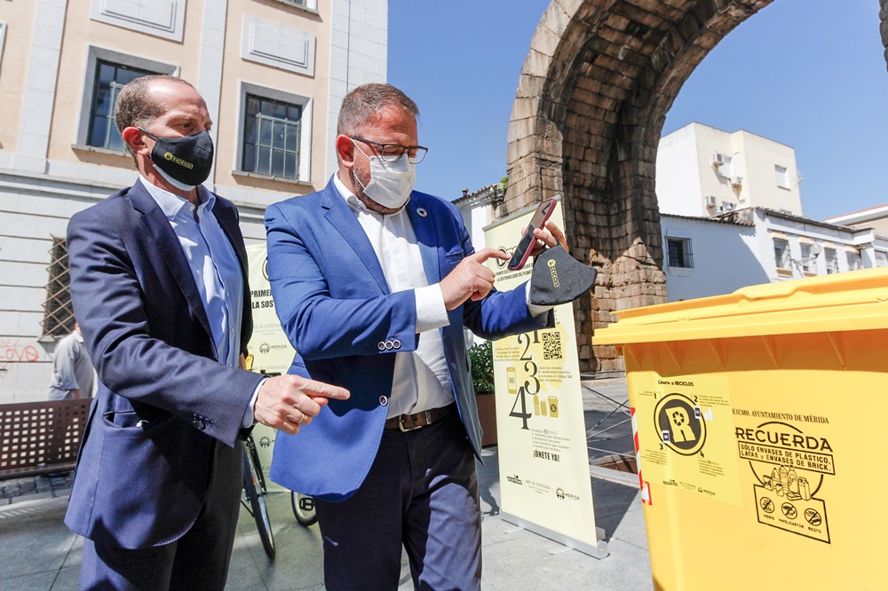 El alcalde utiliza la app de reciclos