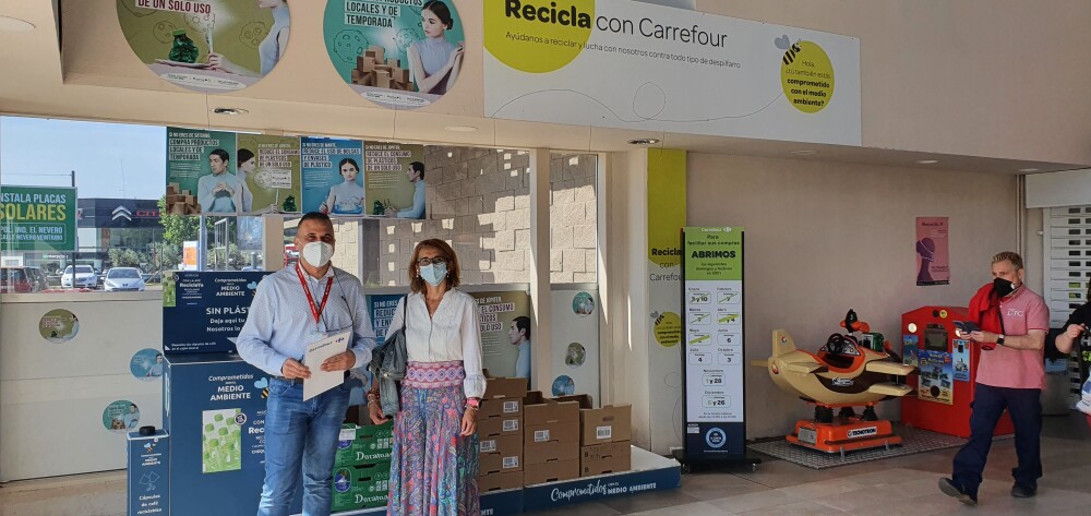 Mercedes Carmona y el director de Carrefour Mérida Marcos Estévez