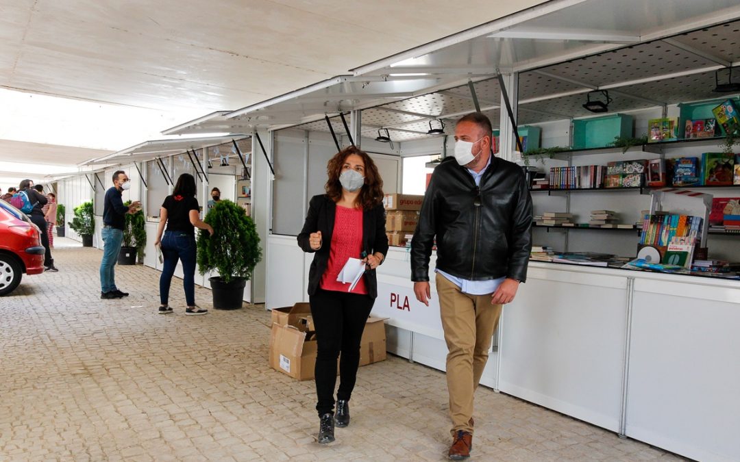El Alcalde llama a participar en una Feria del Libro que ofrece desde hoy y hasta el domingo 45 presentaciones de autores y 18 casetas