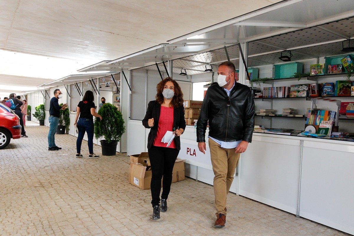 Alcalde y Delegada de Cultura visita montaje Feria del Libro 2021