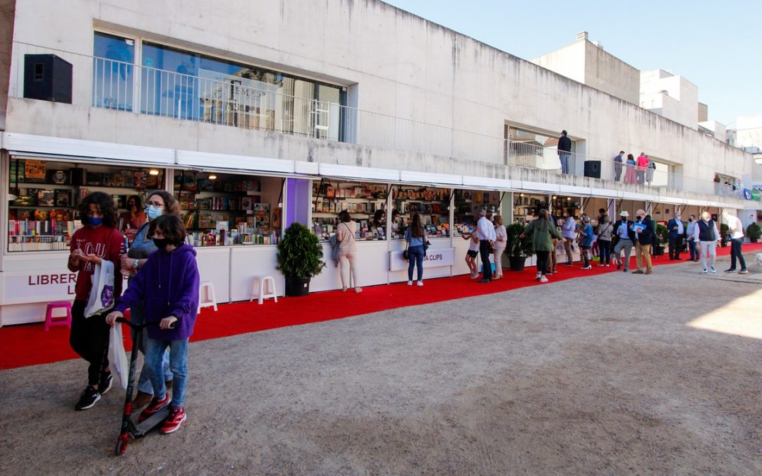 Sánchez Adalid, Violeta Monreal, talleres y actuación de DiMayo en el amplio programa para hoy de la feria del Libro
